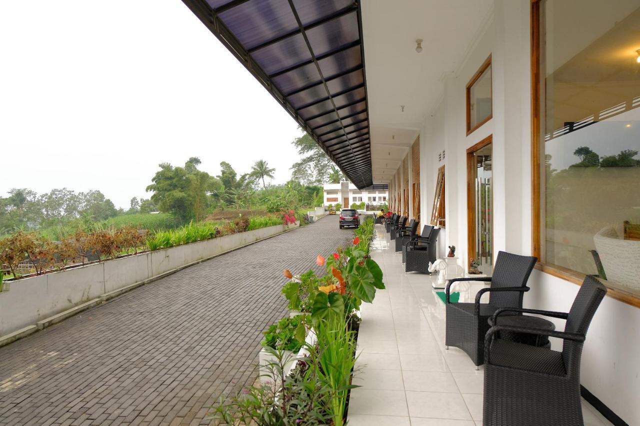 Oyo 446 Hotel Kawi Surapatha Malang Exterior foto