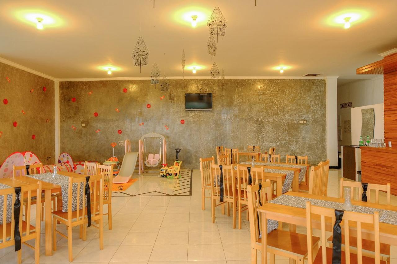 Oyo 446 Hotel Kawi Surapatha Malang Exterior foto